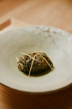 由 Barry Quek 主廚精心料理的「亞參檸檬乾撈麵」，巧妙善用檸檬皮，將廚餘化作美味佳餚。